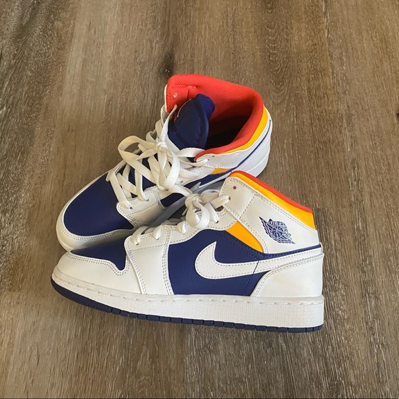 Jordan Shoes - NIKE JORDAN 1 MID !!!